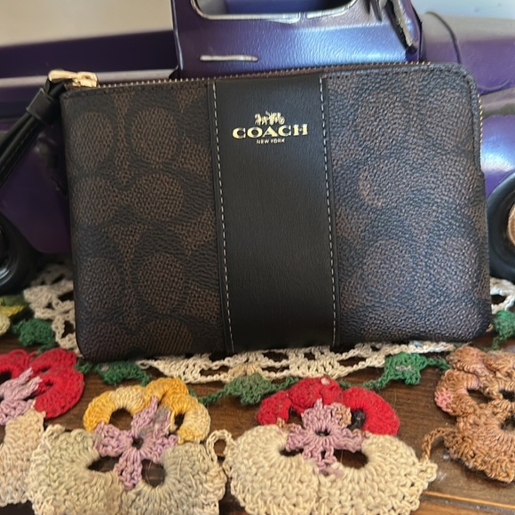 NWT Coach wristlet. - Picture 1 of 7